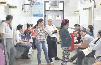 varias-personas-esperaron-ayer-varias-horas-para-ser-atendidas-en-el-hospital-de-lambare-denunciaron--201028000000-1541539.jpg
