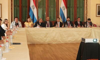 Ejecutivo, gobernador de Central e intendentes se reunieron ayer.