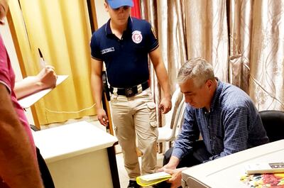 Luis Alberto Coronel (sentado), supuesto planillero en Diputados trabaja de taxista.