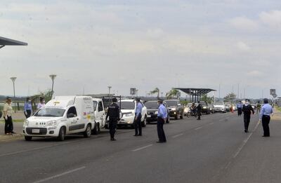 Los pocos controles que hacen los efectivos policiales en la capital para evitar el desplazamiento de las personas y evitar el contagio del coronavirus. La foto es de la Costanera.