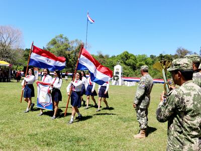 Estudiantes realizaron un colorido desfile durante el acto de recordación de los 150 años de la Batalla de Curupayty.