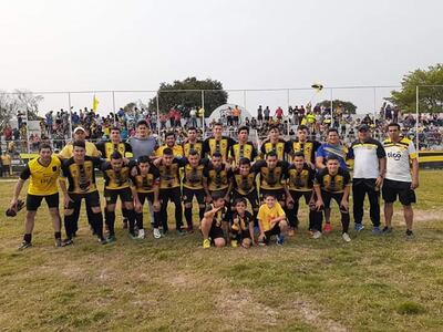 Plantel de Guaraní, ascendido a la máxima categoría de la Liga Luqueña de Fútbol.