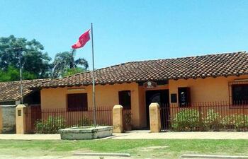 la-bandera-colorada-izada-en-la-municipalidad-de-guazu-cuu-cuyo-nuevo-intendente-es-cesar-humberto-sanchez-machado--213343000000-1400965.jpg
