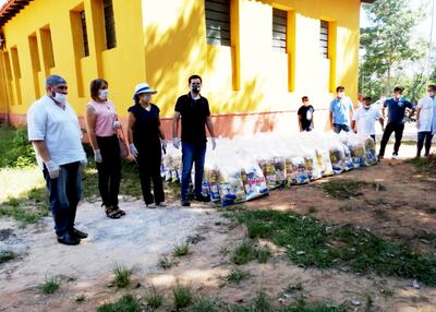 Los kits de alimentos distribuidos ayer a los padres de alumnos de varios centros educativos de Santa Elena.