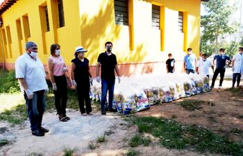 Los kits de alimentos distribuidos ayer a los padres de alumnos de varios centros educativos de Santa Elena.