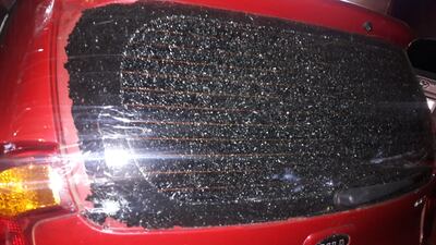 Así quedó el parabrisas trasero tras la presunta agresión por parte de taxistas.