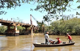 lugarenos-deben-recurrir-al-servicio-de-canoeros-porque-el-puente-del-rio-curuguatyy-permanece-clausurado-por-obras--193754000000-626114.jpg