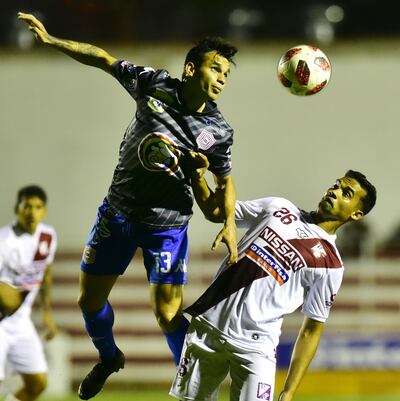 Orlando Gallardo gana en el salto y cabecea ante la marca de Carlos Montiel.