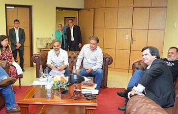 leo-rubin-3-de-izq-sentado-se-reunio-con-el-titular-del-senado-fernando-lugo-e-integrantes-de-la-bancada-del-frente-guasu-sobre-la-situacion-de-215756000000-1661725.jpg