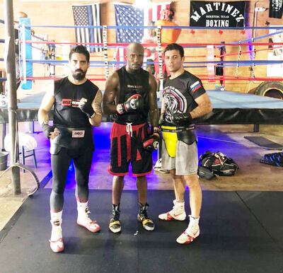 El boxeador paraguayo Jorge Rodrigo “Dinamita” Sosa (i) junto a dos de sus compañeros de gimnasio.