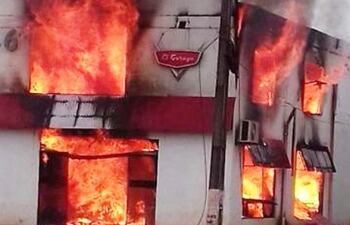 el-fuego-fue-intenso-y-arraso-con-todo-en-cuestion-de-minutos--05032000000-1470395.jpg