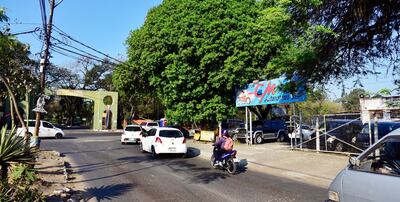 Playa de autos, en la propiedad de uno de los afectados por la construcción del viaducto en zona del Jardín Botánico. El propietario no aceptó el monto propuesto por el MOPC y la negociación ya pasó a la instancia judicial.