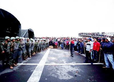 Militares intentan controlar las protestas de los indígenas, durante una nueva jornada de protestas contra el gobierno.