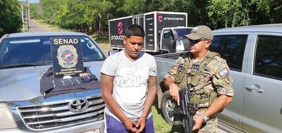 El joven detenido durante el procedimiento antidrogas.
