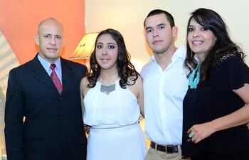la-agasajada-junto-con-sus-padres-luis-torres-nunez-y-colomba-alcaraz-y-su-hermano-luis-gabriel-torres-alcaraz--195603000000-1515655.jpg