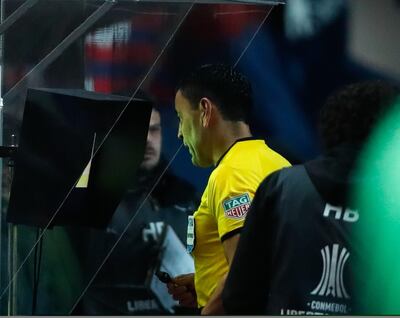 El juez chileno observa en la pantalla del VAR, posteriormente procedió a  expulsar al jugador de Cerro Porteño.