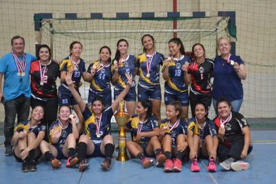 Las chicas del conjunto capiateño festejando con su trofeo y sus medallas.