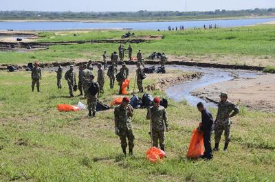 Militares continuaron ayer la limpieza de la Bahía de Asunción. En la jornada se juntaron 30.000 kilos de basura.