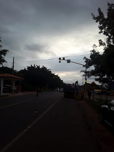 Semáforo con luz fuera de servicio en Horqueta.