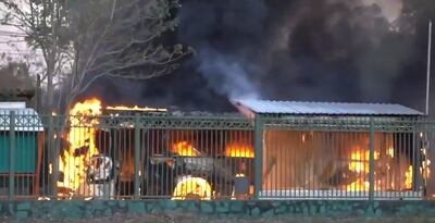 En pocos minutos el fuego se extendió por todo el cuerpo del colectivo.