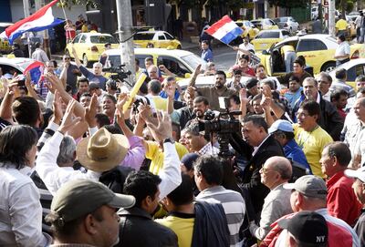 Entre cánticos, banderas, rezos y hurras vivieron su manifestación los taxistas que dieron a  entender que volverían la semana que viene durante la sesión ordinaria de la Junta Municipal de Asunción.