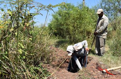 Obreros excavan los pozos para la colocación de   los dados de hormigón para sostener los   
cabos de acero.