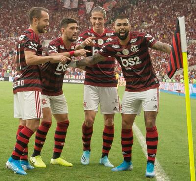 Everton Ribeiro, Giorgian De Arrascaeta, Filipe Luis y Gabriel “Gabigol” Barbosa celebran el triunfo de Flamengo.