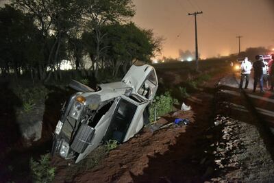 El Mercedes quedó volcado.