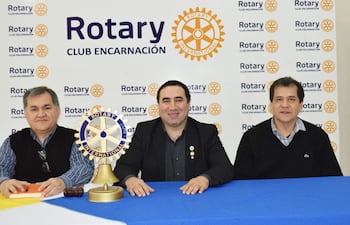 miguel-martinez-hernan-melgarejo-y-carlos-sanchez-en-el-acto-de-lanzamiento-de-la-comilona-solidaria-del-rotary--220118000000-1752274.jpg