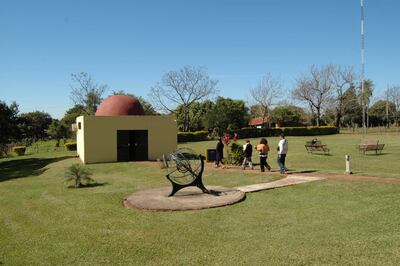 El Centro cuenta con un observatorio, un planetario, una sala de proyección multimedia, y un bloque de servicios.