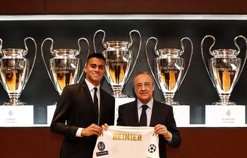 Reinier Jesús Carvalho junto a Florentino Pérez.