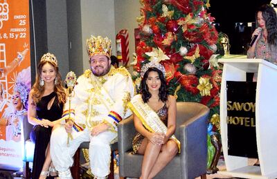 El Rey Momo, Billi Gerbasio, junto a la reina de los corsos, Ana Campusano, y la reina de los carnavales, Leila Martínez Yd.