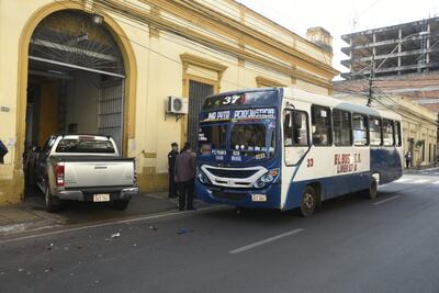 El bus de la linea 37B, estacionado sobre la calle Presidente Franco, luego de chocar contra una camioneta, detrás de la Comandancia de la Policía Nacional.