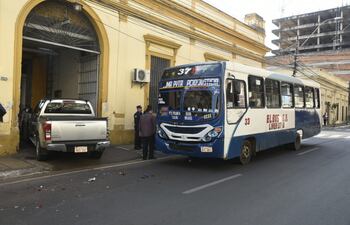 El bus de la linea 37B, estacionado sobre la calle Presidente Franco, luego de chocar contra una camioneta, detrás de la Comandancia de la Policía Nacional.