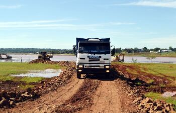 en-encarnacion-intensas-tareas-de-relleno-en-acceso-del-poty-a-cargo-de-la-entidad-binacional-yacyreta-eby--220002000000-1584294.jpg