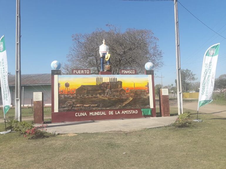 El escultor y artista Orlando González se encargó de restaurar el monolito.