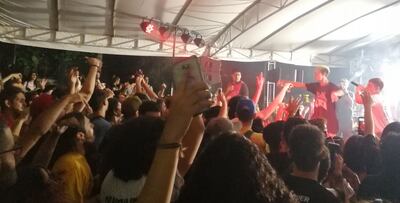 Ca7riel y Paco Amoroso, durante su presentación en San Bernardino, ante una exaltada y numerosa concurrencia. Los argentinos van ganando cada vez más audiencia paraguaya y regional.