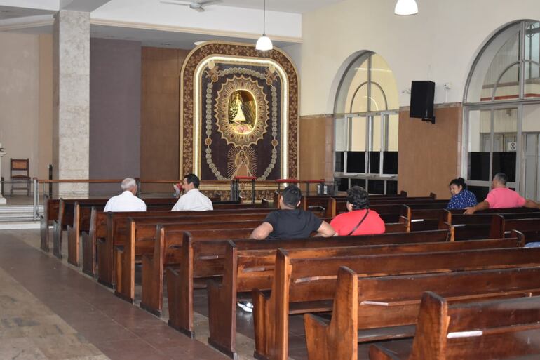 Los fieles ingresan todavía en otras dependencias del templo.