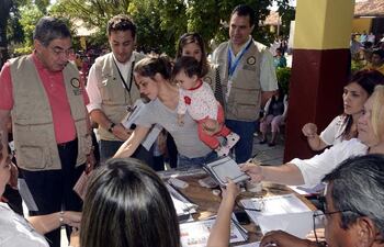 el-jefe-de-mision-de-observacion-electoral-de-la-oea-scar-arias-izq-llevo-a-cabo-ayer-una-visita-a-locales-electorales-de-capital-y-de-la-ciuda-232359000000-542863.jpg