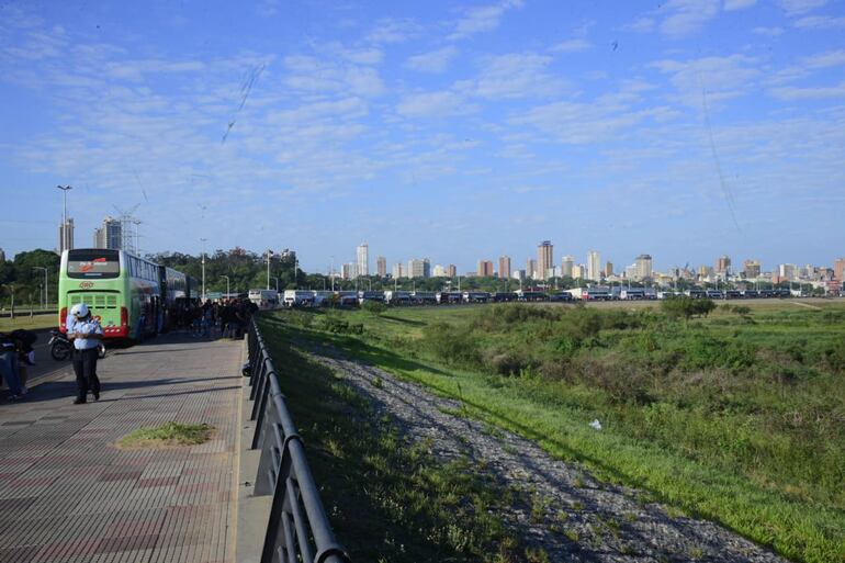 Día Caluroso, parcialmente nublado, Costanera de Asunción, previa de la final de la Sudamericana.