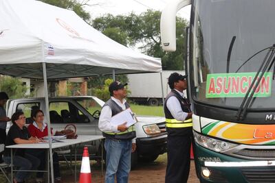 Inspectores de la Dirección Nacional de Transporte.