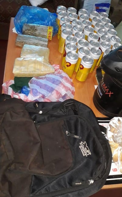 Las evidencias encontradas en el interior de la mochila perteneciente al guardia de seguridad privada, en el muro de la cárcel. La empresa Tapití fue contratada para reforzar la vigilancia y el control en el recinto.