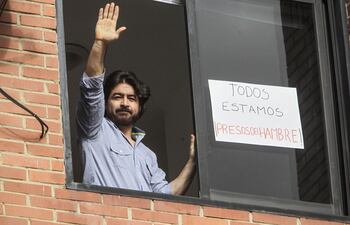 el-dirigente-del-partido-politico-voluntad-popular-daniel-ceballos-saludando-desde-una-ventana-de-la-residencia-donde-cumplia-casa-por-carcel-en-ca-221928000000-1494122.jpg
