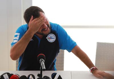 Matteo Salvini se toca la frente durante una conferencia de prensa en el Lido Cala Sveva, en Termoli.