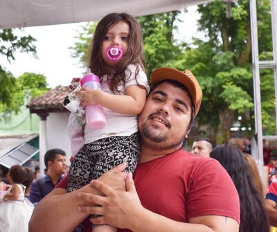 Alfredo Ozuna cargó en brazos a su pequeña hija durante toda la celebración de ayer.