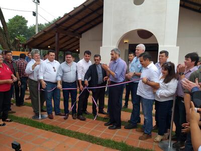 El presidente de la República es criticado por su populismo al asistir a inauguraciones en pueblos cuando debería estar solucionando problemas a nivel Estado, como la epidemia del dengue.