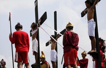 con-el-viernes-santo-vuelven-las-crucifixiones-en-filipinas-65814000000-1442285.JPG