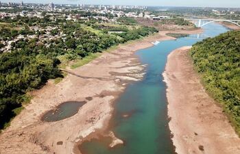 Imagen reciente del río Paraná que se viralizó en las redes, que muestra la crítica situación por la bajante del curso de agua.