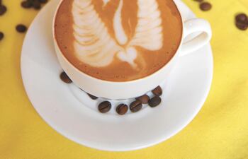 el-latte-art-es-una-forma-de-dibujar-en-una-taza-de-cafe-es-una-tecnica-que-se-utiliza-en-todo-el-mundo-para-ofrecer-a-los-clientes-un-valor-agregado-22232000000-1760855.jpg