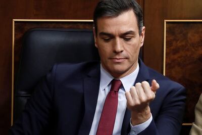 El presidente del gobierno en funciones Pedro Sánchez (i), en su escaño tras su intervención este martes en el Congreso, en la tercera jornada del debate para su investidura como presidente del Gobierno.
